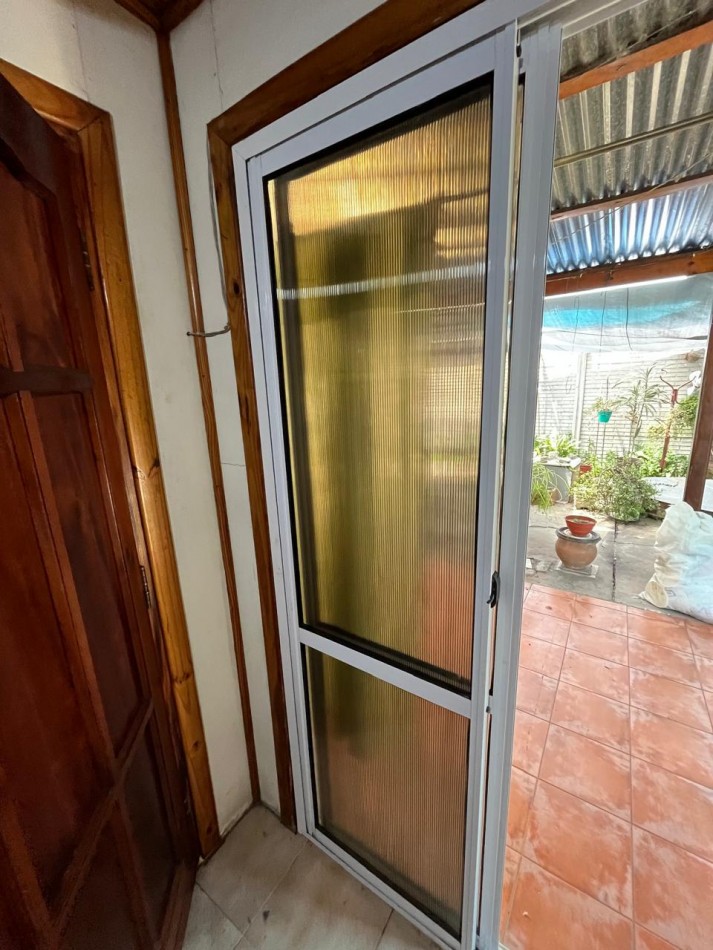 VENTA CASA ALPINA EN EXCELENTE ESTADO, 2 DORMITORIOS, DEPARTAMENTO O QUINCHO Y GALERIA, LA GOLONDRINA 2000 -TEMPERLEY-