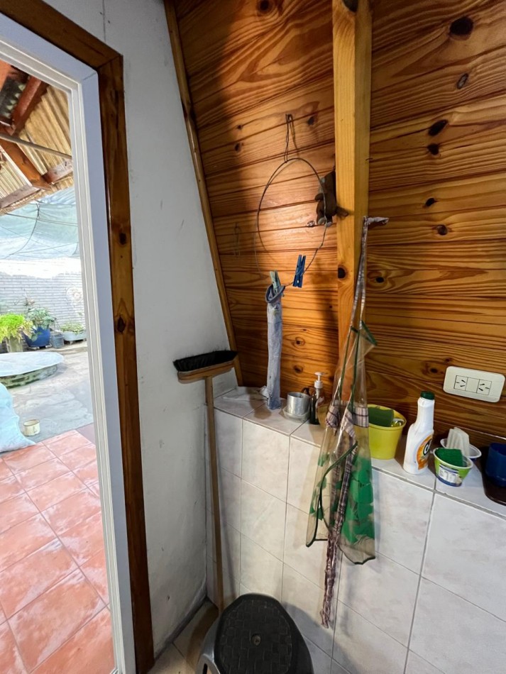 VENTA CASA ALPINA EN EXCELENTE ESTADO, 2 DORMITORIOS, DEPARTAMENTO O QUINCHO Y GALERIA, LA GOLONDRINA 2000 -TEMPERLEY-