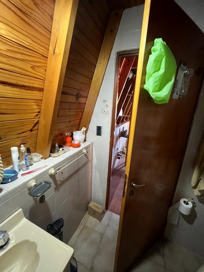 VENTA CASA ALPINA EN EXCELENTE ESTADO, 2 DORMITORIOS, DEPARTAMENTO O QUINCHO Y GALERIA, LA GOLONDRINA 2000 -TEMPERLEY-