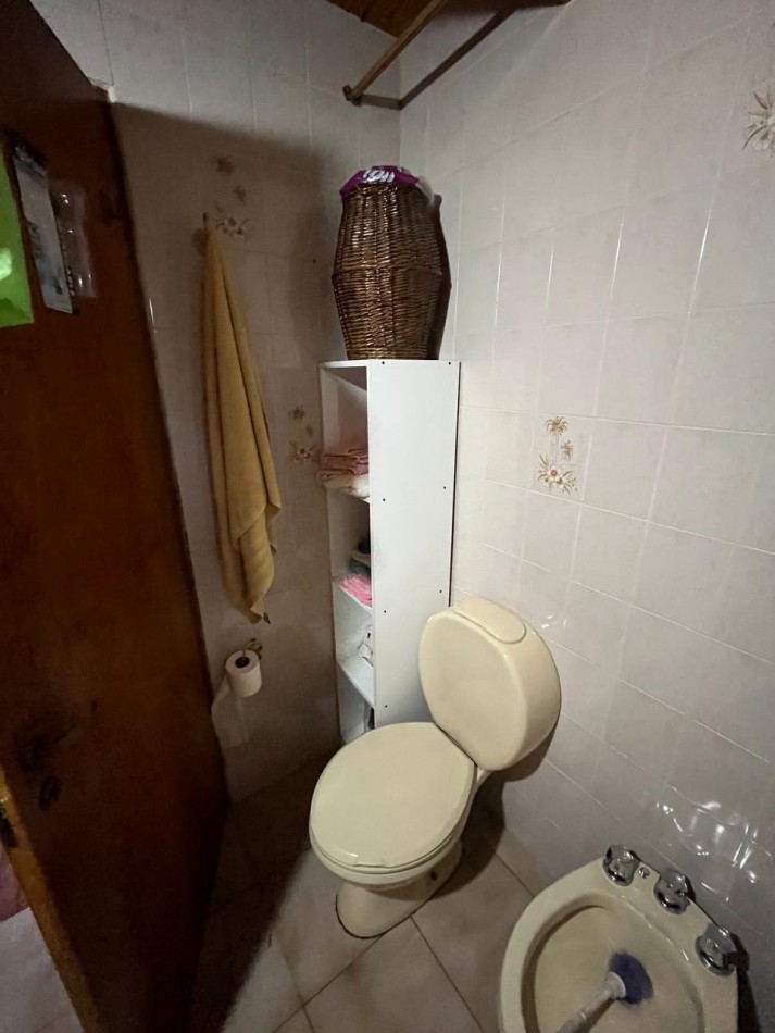 VENTA CASA ALPINA EN EXCELENTE ESTADO, 2 DORMITORIOS, DEPARTAMENTO O QUINCHO Y GALERIA, LA GOLONDRINA 2000 -TEMPERLEY-