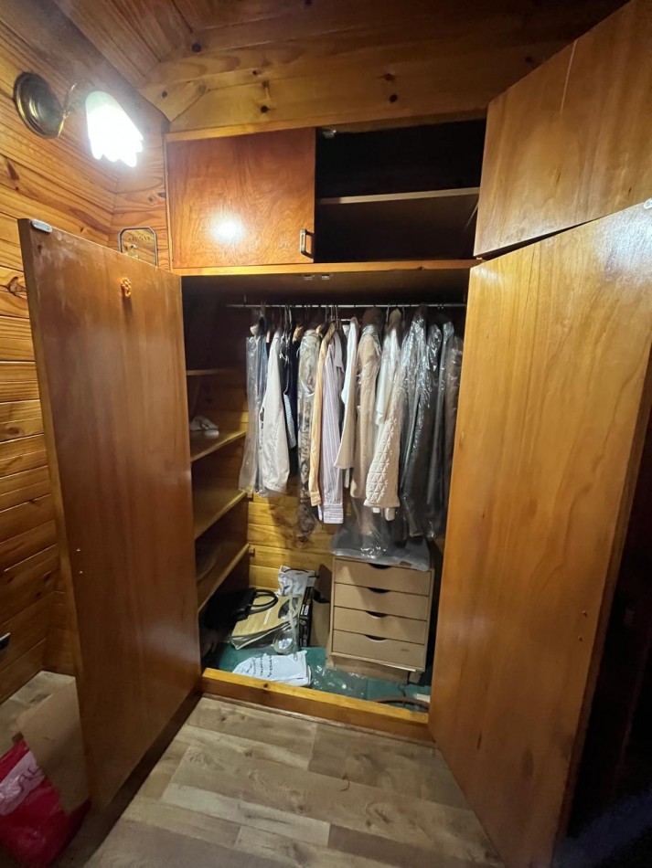 VENTA CASA ALPINA EN EXCELENTE ESTADO, 2 DORMITORIOS, DEPARTAMENTO O QUINCHO Y GALERIA, LA GOLONDRINA 2000 -TEMPERLEY-