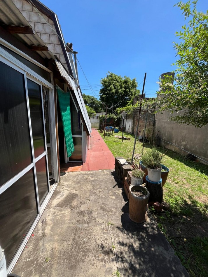 VENTA CASA ALPINA EN EXCELENTE ESTADO, 2 DORMITORIOS, DEPARTAMENTO O QUINCHO Y GALERIA, LA GOLONDRINA 2000 -TEMPERLEY-