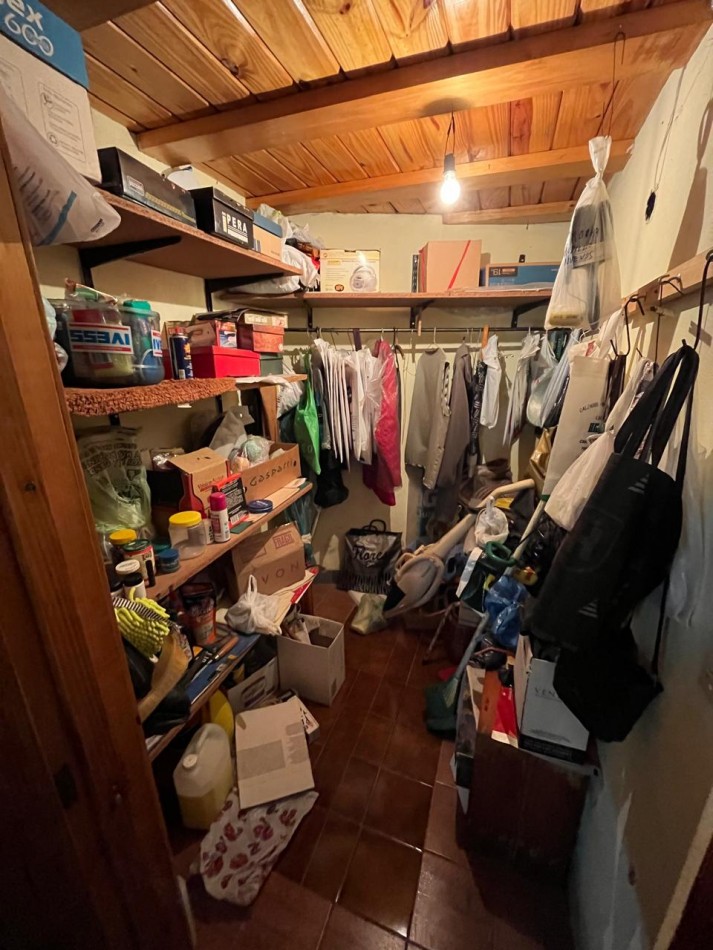 VENTA CASA ALPINA EN EXCELENTE ESTADO, 2 DORMITORIOS, DEPARTAMENTO O QUINCHO Y GALERIA, LA GOLONDRINA 2000 -TEMPERLEY-