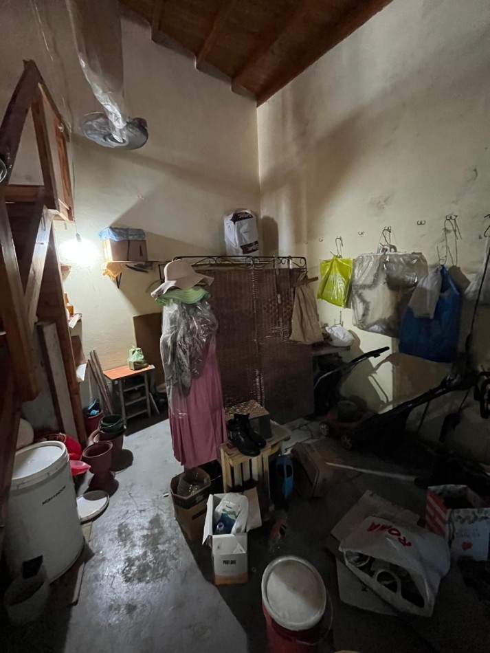 VENTA CASA ALPINA EN EXCELENTE ESTADO, 2 DORMITORIOS, DEPARTAMENTO O QUINCHO Y GALERIA, LA GOLONDRINA 2000 -TEMPERLEY-