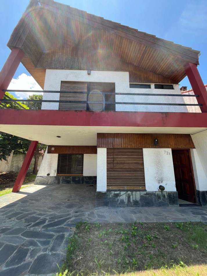 ALQUILER CASA 3 DORMITORIOS, PISCINA, PARRILLA, PATIO, EXCELENTE UBICACION, QUINTANA 700 -ADROGUE-