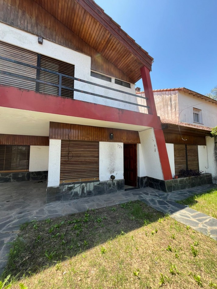 ALQUILER CASA 3 DORMITORIOS, PISCINA, PARRILLA, PATIO, EXCELENTE UBICACION, QUINTANA 700 -ADROGUE-