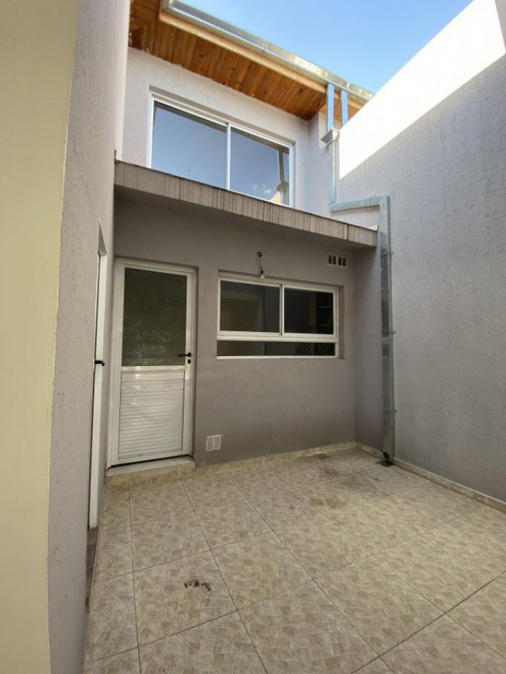 VENTA DUPLEX 4 AMBIENTES, CON COCHERA, A 4 CUADRAS DE CERRITO, RUBEN DARIO 500 -TEMPERLEY-