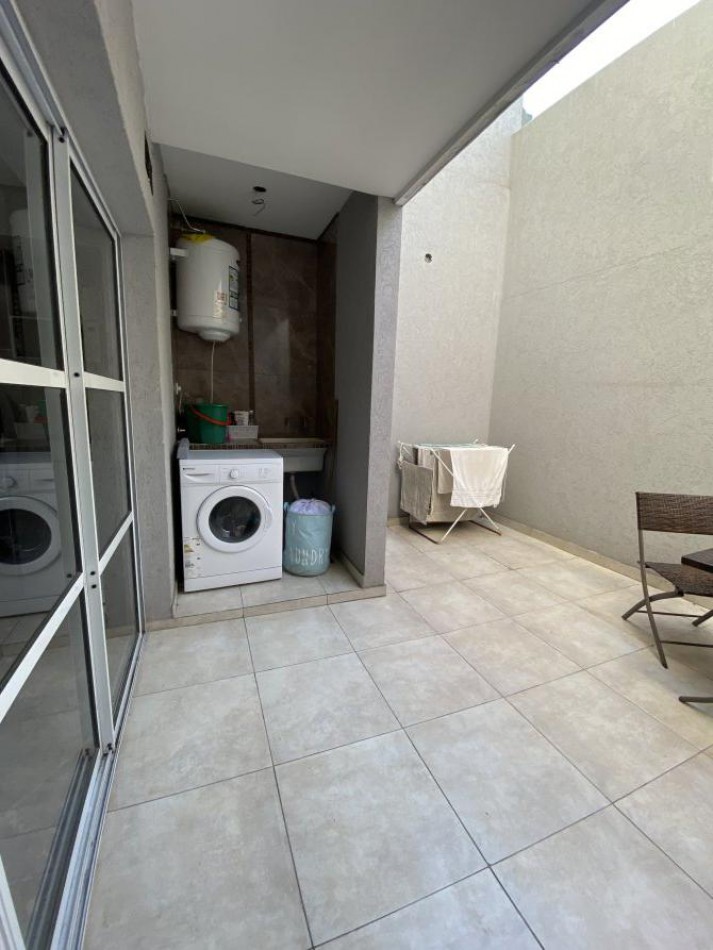 VENTA DUPLEX INTERNO 3 AMBIENTES CON PATIO, DISTRIBUIDO EN 2 PLANTAS, RUBEN DARIO 500 -TEMPERLEY-