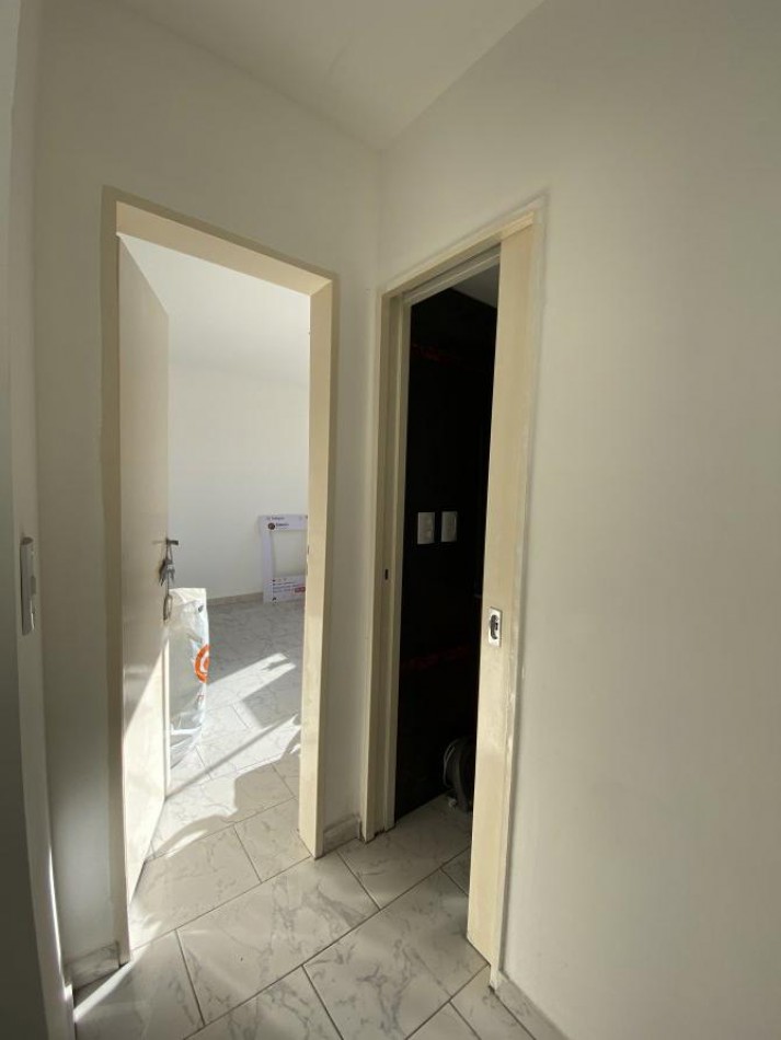 VENTA DUPLEX INTERNO 3 AMBIENTES CON PATIO, DISTRIBUIDO EN 2 PLANTAS, RUBEN DARIO 500 -TEMPERLEY-