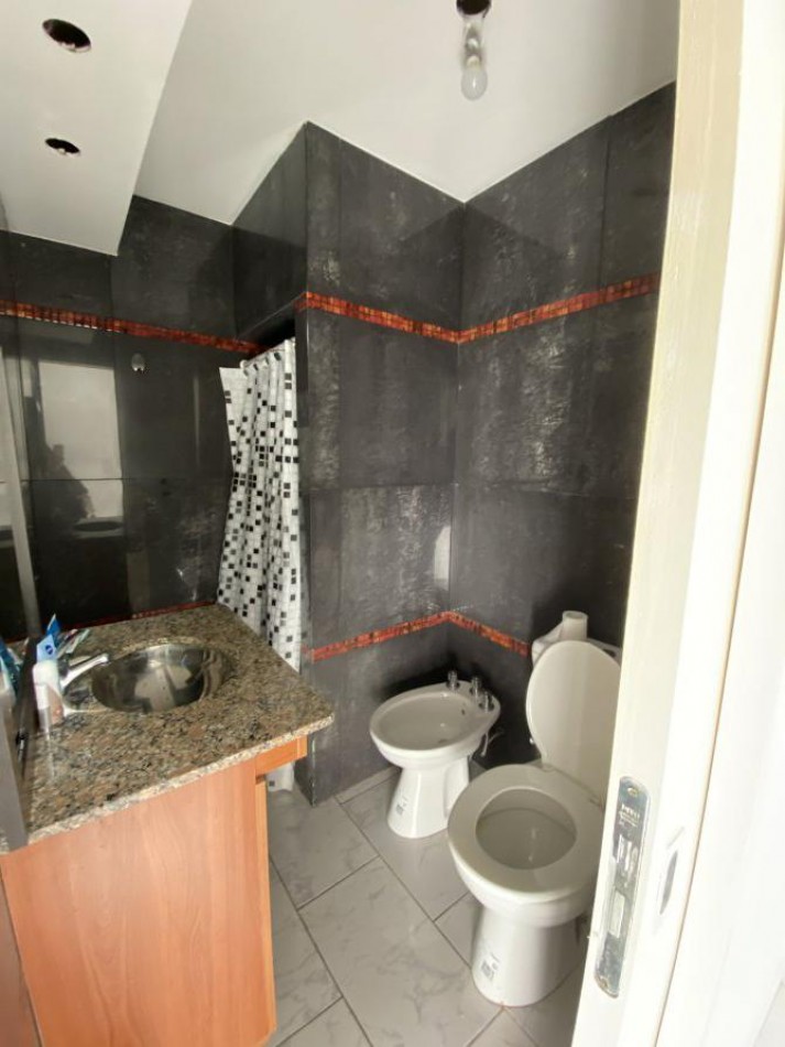 VENTA DUPLEX INTERNO 3 AMBIENTES CON PATIO, DISTRIBUIDO EN 2 PLANTAS, RUBEN DARIO 500 -TEMPERLEY-