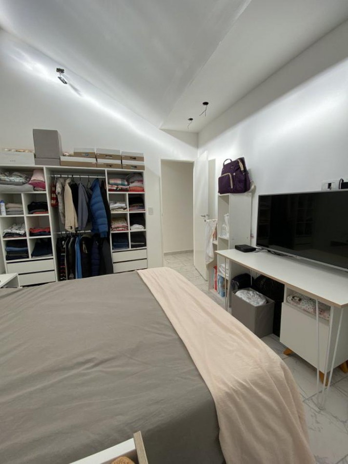 VENTA DUPLEX INTERNO 3 AMBIENTES CON PATIO, DISTRIBUIDO EN 2 PLANTAS, RUBEN DARIO 500 -TEMPERLEY-