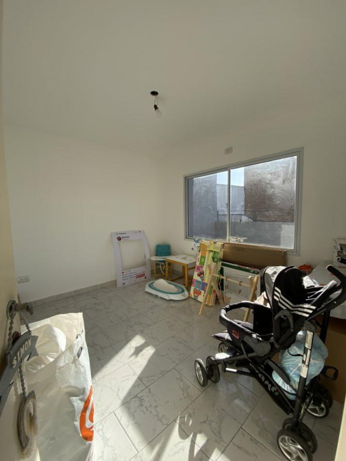 VENTA DUPLEX INTERNO 3 AMBIENTES CON PATIO, DISTRIBUIDO EN 2 PLANTAS, RUBEN DARIO 500 -TEMPERLEY-