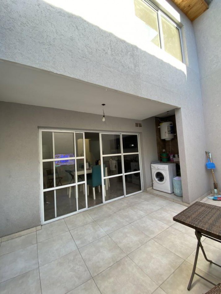 VENTA DUPLEX INTERNO 3 AMBIENTES CON PATIO, DISTRIBUIDO EN 2 PLANTAS, RUBEN DARIO 500 -TEMPERLEY-