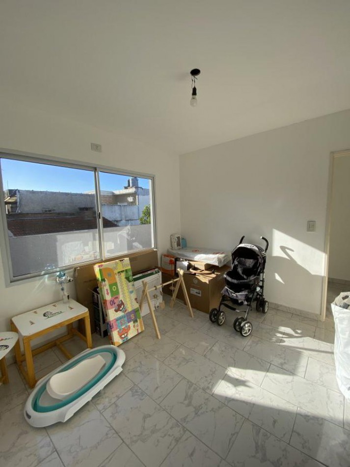 VENTA DUPLEX INTERNO 3 AMBIENTES CON PATIO, DISTRIBUIDO EN 2 PLANTAS, RUBEN DARIO 500 -TEMPERLEY-