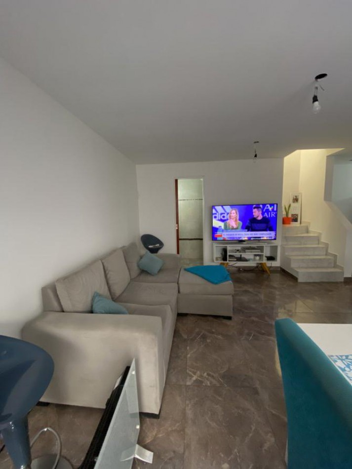 VENTA DUPLEX INTERNO 3 AMBIENTES CON PATIO, DISTRIBUIDO EN 2 PLANTAS, RUBEN DARIO 500 -TEMPERLEY-