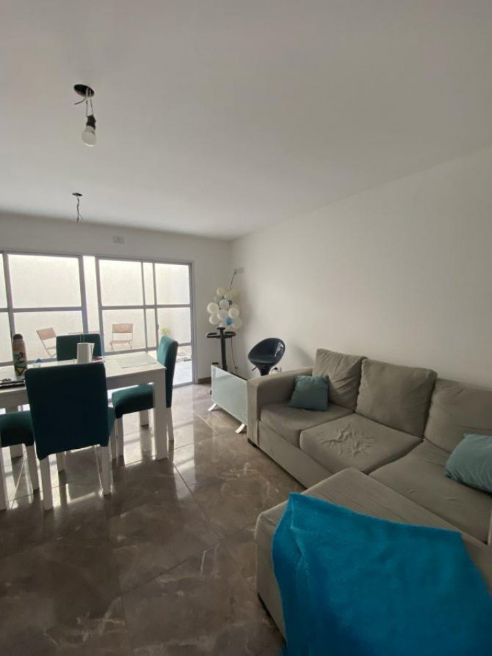 VENTA DUPLEX INTERNO 3 AMBIENTES CON PATIO, DISTRIBUIDO EN 2 PLANTAS, RUBEN DARIO 500 -TEMPERLEY-
