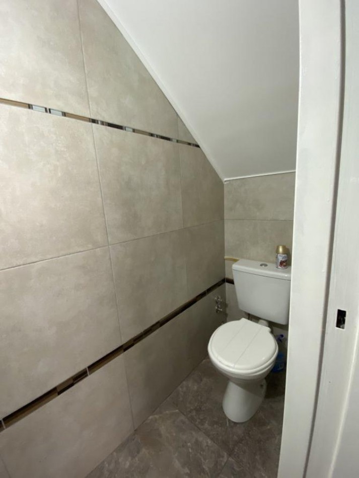 VENTA DUPLEX INTERNO 3 AMBIENTES CON PATIO, DISTRIBUIDO EN 2 PLANTAS, RUBEN DARIO 500 -TEMPERLEY-