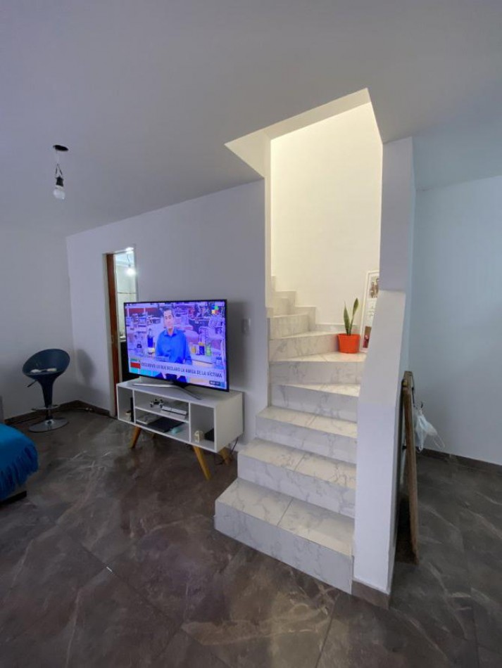 VENTA DUPLEX INTERNO 3 AMBIENTES CON PATIO, DISTRIBUIDO EN 2 PLANTAS, RUBEN DARIO 500 -TEMPERLEY-