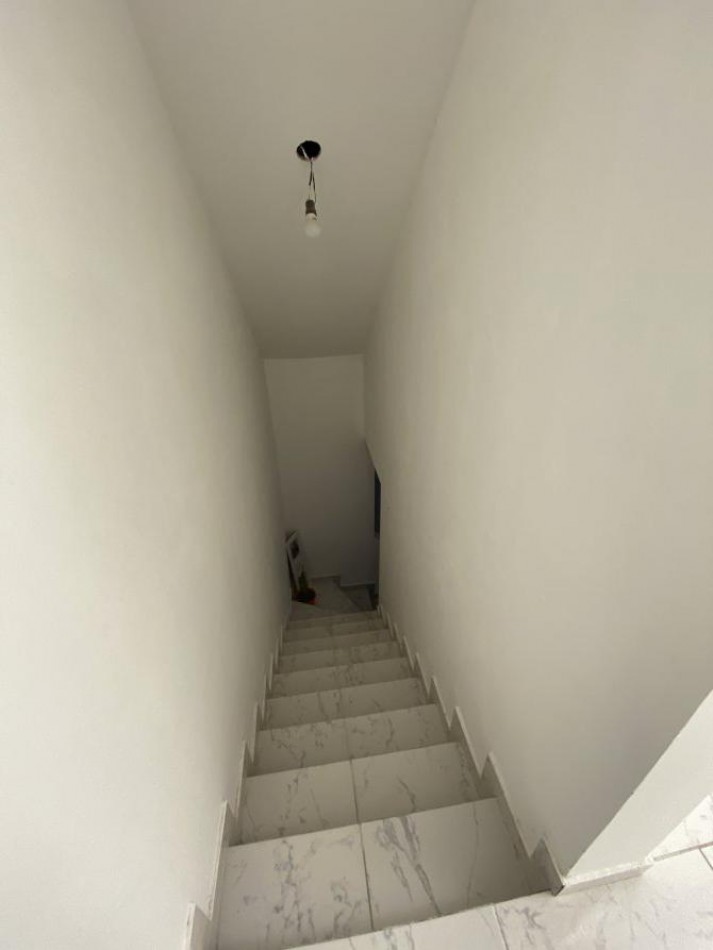 VENTA DUPLEX INTERNO 3 AMBIENTES CON PATIO, DISTRIBUIDO EN 2 PLANTAS, RUBEN DARIO 500 -TEMPERLEY-