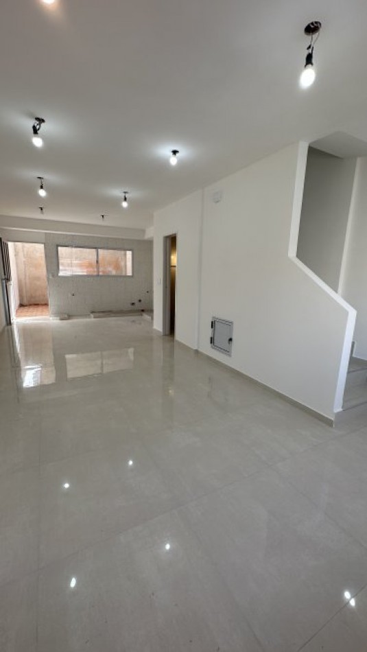 VENTA DUPLEX A ESTRENAR 3 AMBIENTES, CON PATIO, CORREA 1830 -BANFIELD-