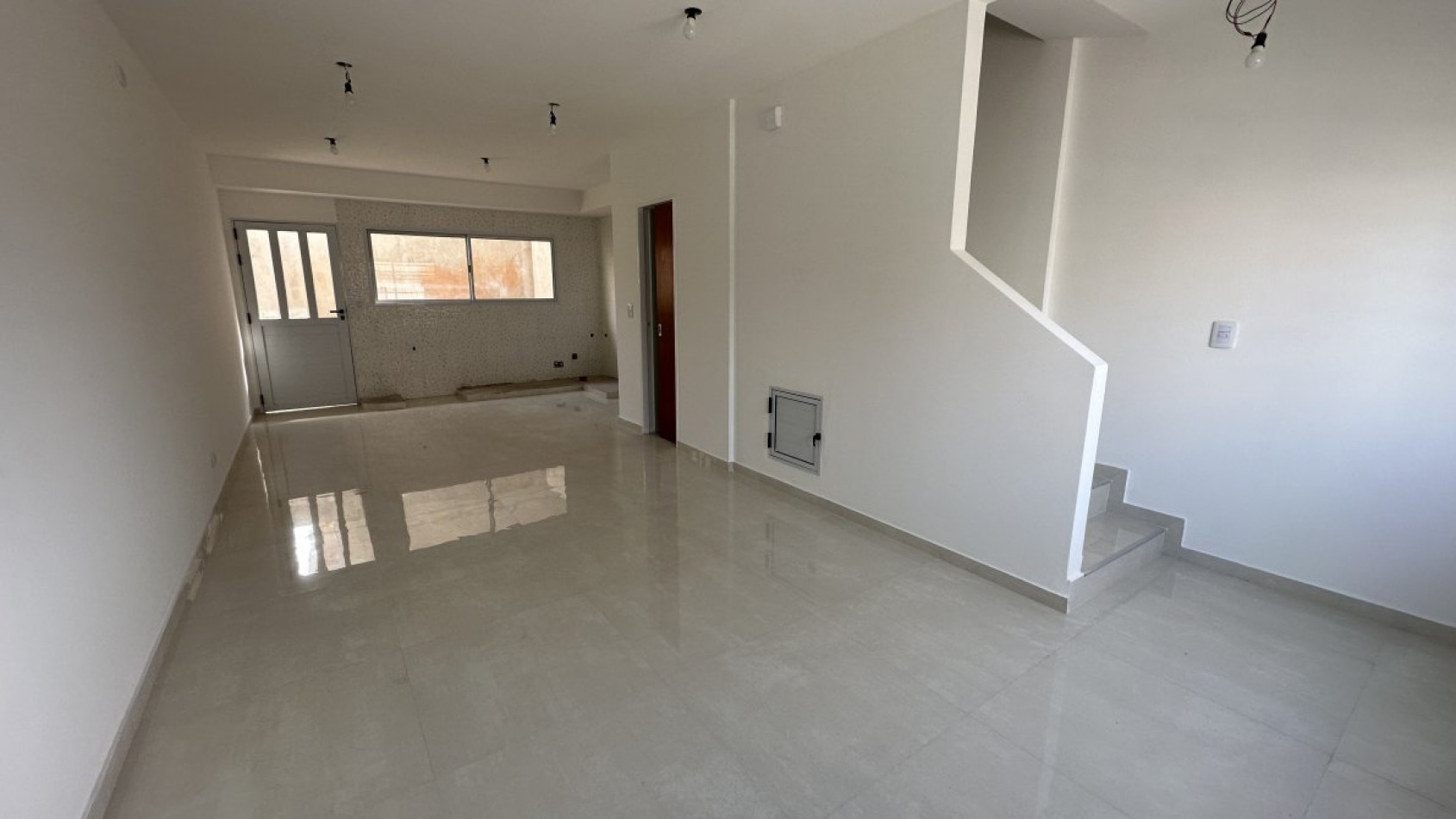 VENTA DUPLEX A ESTRENAR 3 AMBIENTES, CON PATIO, CORREA 1830 -BANFIELD-