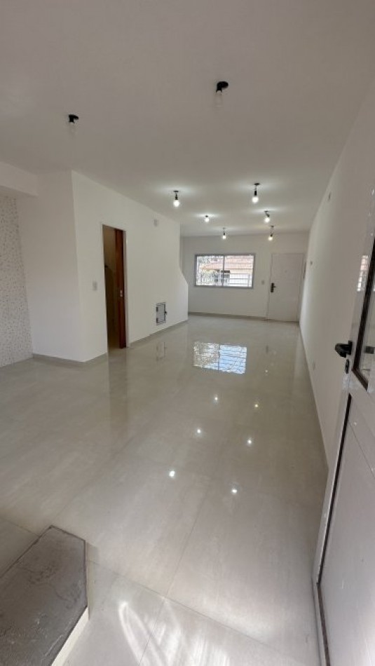 VENTA DUPLEX A ESTRENAR 3 AMBIENTES, CON PATIO, CORREA 1830 -BANFIELD-