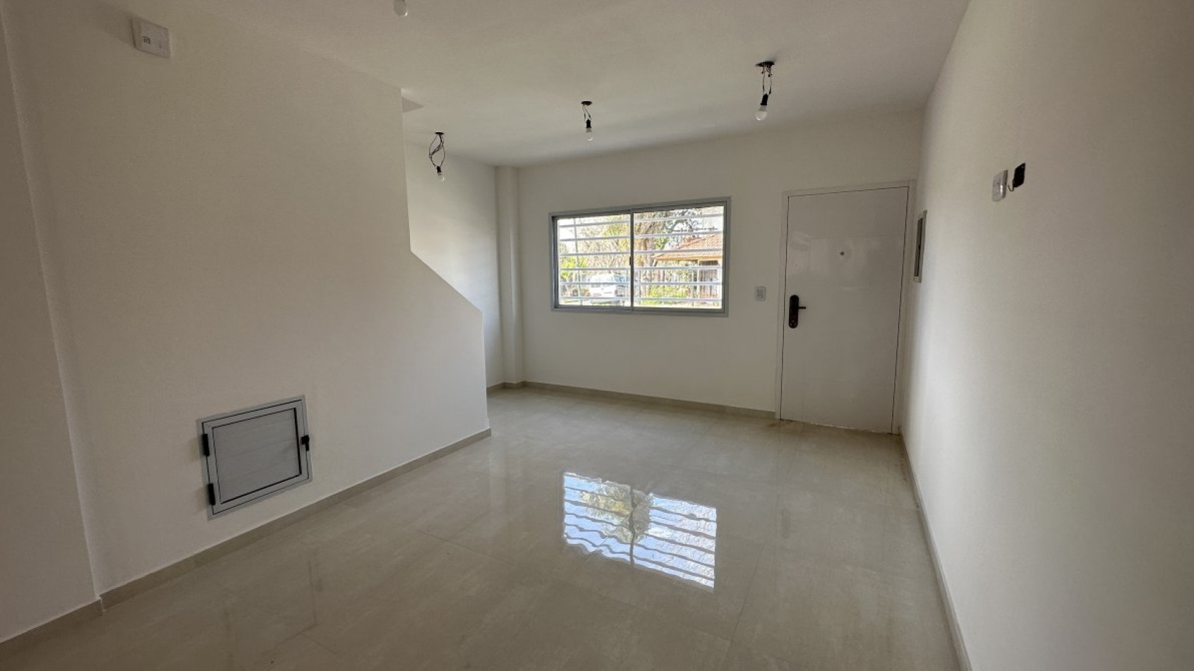 VENTA DUPLEX A ESTRENAR 3 AMBIENTES, CON PATIO, CORREA 1830 -BANFIELD-