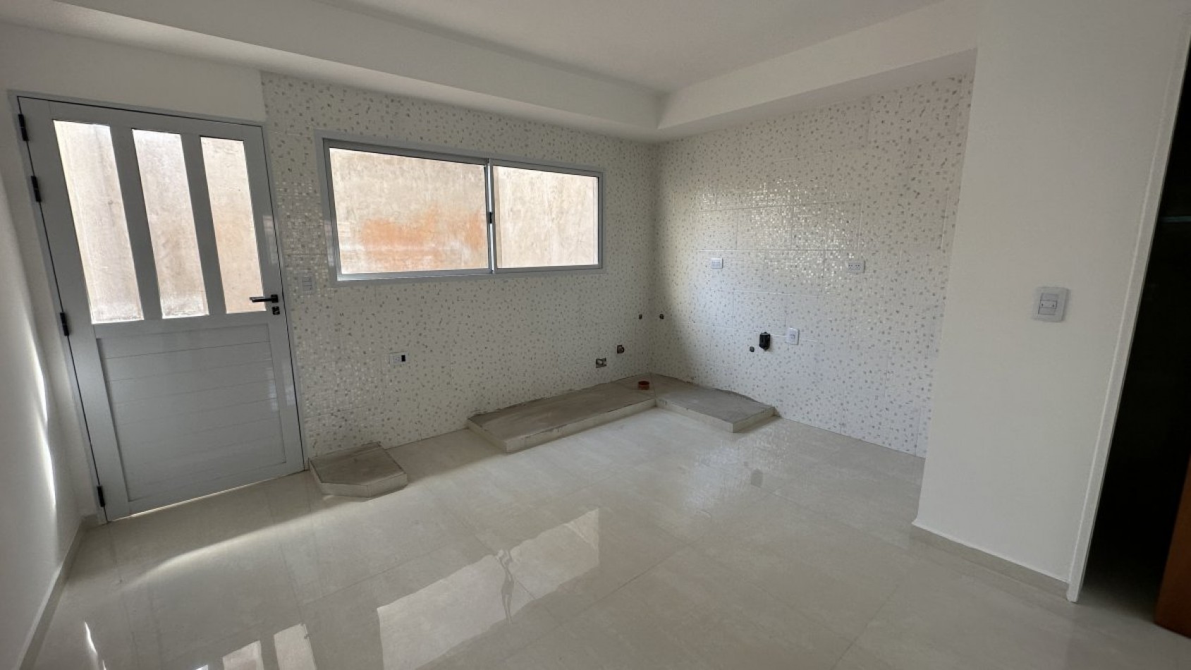 VENTA DUPLEX A ESTRENAR 3 AMBIENTES, CON PATIO, CORREA 1830 -BANFIELD-