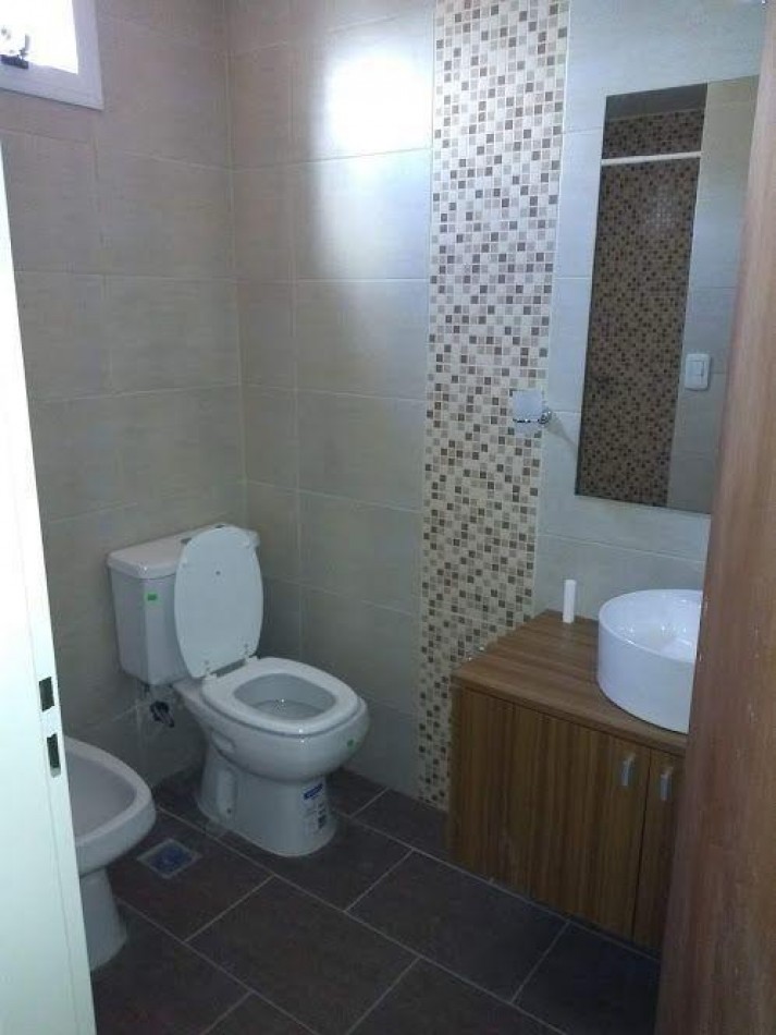 VENTA APTA CREDITO DEPARTAMENTO AL FRENTE 3 AMBIENTES CON COCHERA, EXCELENTE UBICACION A 3 CUADRAS DE LA ESTACION DE MONTE GRANDE, AMEGHINO 126 -MONTE GRANDE-