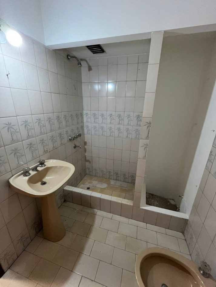 VENTA DEPARTAMENTO CONTRAFRENTE APTO CREDITO EN PRIMER PISO, 2 AMBIENTES, CON TERRAZA COMPARTIDA, A MEDIA CUADRA DE AV HIPOL. IRIGOYEN AL 6800, URIARTE 273 -REMEDIOS DE ESCALADA- 