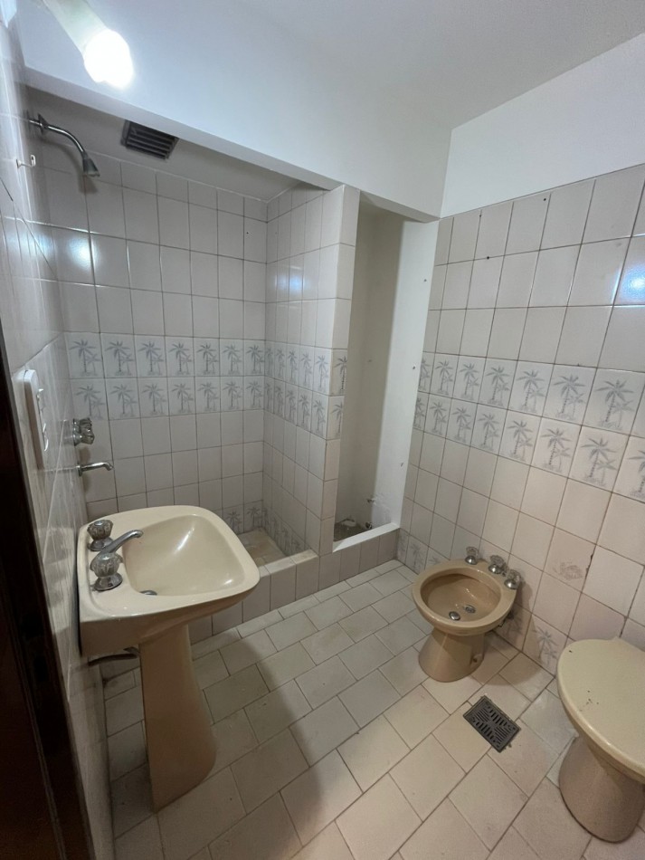 VENTA DEPARTAMENTO CONTRAFRENTE APTO CREDITO EN PRIMER PISO, 2 AMBIENTES, CON TERRAZA COMPARTIDA, A MEDIA CUADRA DE AV HIPOL. IRIGOYEN AL 6800, URIARTE 273 -REMEDIOS DE ESCALADA- 