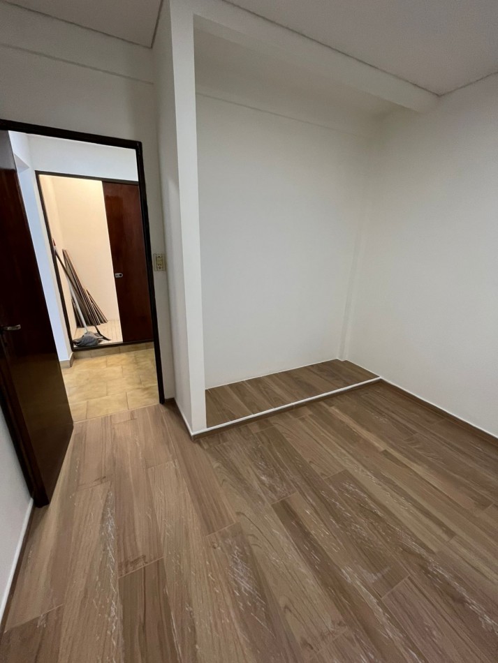 VENTA DEPARTAMENTO CONTRAFRENTE APTO CREDITO EN PRIMER PISO, 2 AMBIENTES, CON TERRAZA COMPARTIDA, A MEDIA CUADRA DE AV HIPOL. IRIGOYEN AL 6800, URIARTE 273 -REMEDIOS DE ESCALADA- 