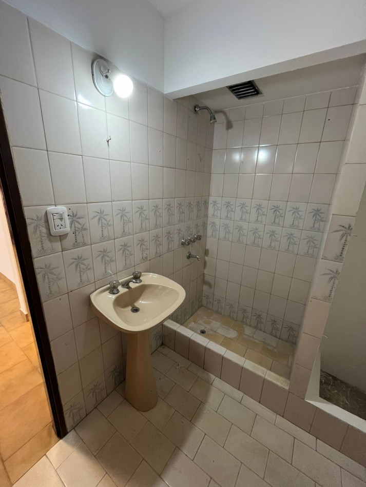 VENTA DEPARTAMENTO CONTRAFRENTE APTO CREDITO EN PRIMER PISO, 2 AMBIENTES, CON TERRAZA COMPARTIDA, A MEDIA CUADRA DE AV HIPOL. IRIGOYEN AL 6800, URIARTE 273 -REMEDIOS DE ESCALADA- 