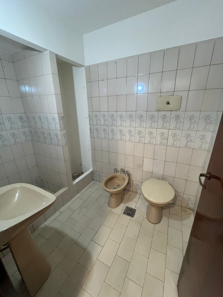 VENTA DEPARTAMENTO CONTRAFRENTE APTO CREDITO EN PRIMER PISO, 2 AMBIENTES, CON TERRAZA COMPARTIDA, A MEDIA CUADRA DE AV HIPOL. IRIGOYEN AL 6800, URIARTE 273 -REMEDIOS DE ESCALADA- 