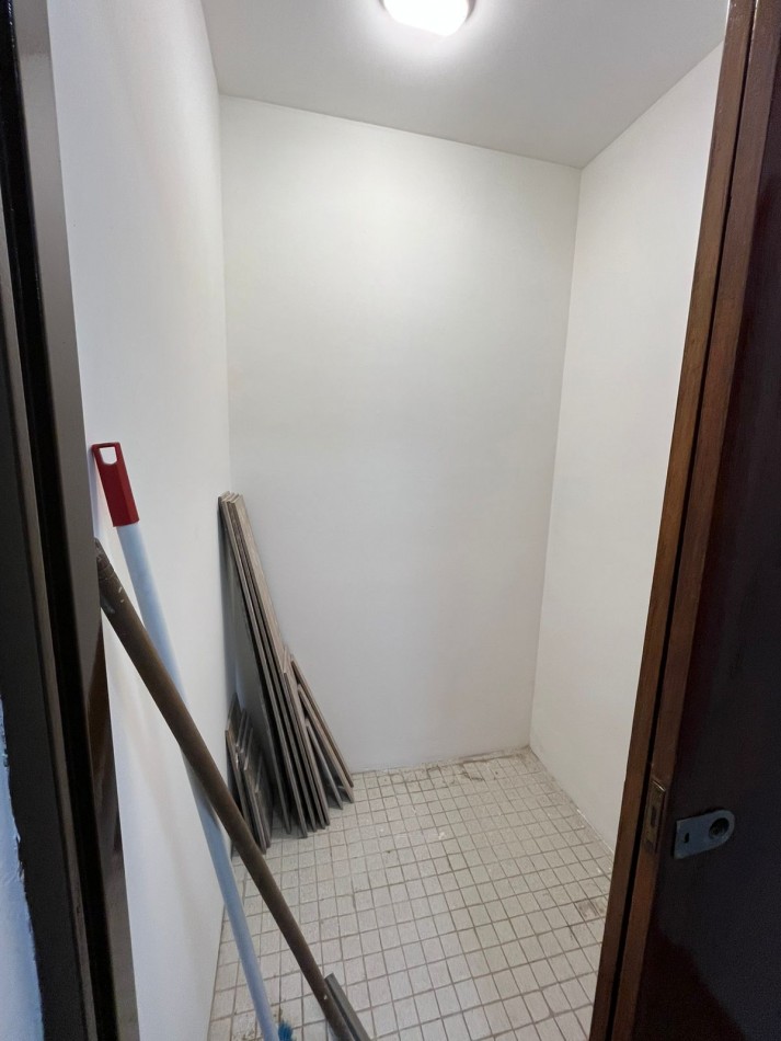VENTA DEPARTAMENTO CONTRAFRENTE APTO CREDITO EN PRIMER PISO, 2 AMBIENTES, CON TERRAZA COMPARTIDA, A MEDIA CUADRA DE AV HIPOL. IRIGOYEN AL 6800, URIARTE 273 -REMEDIOS DE ESCALADA- 