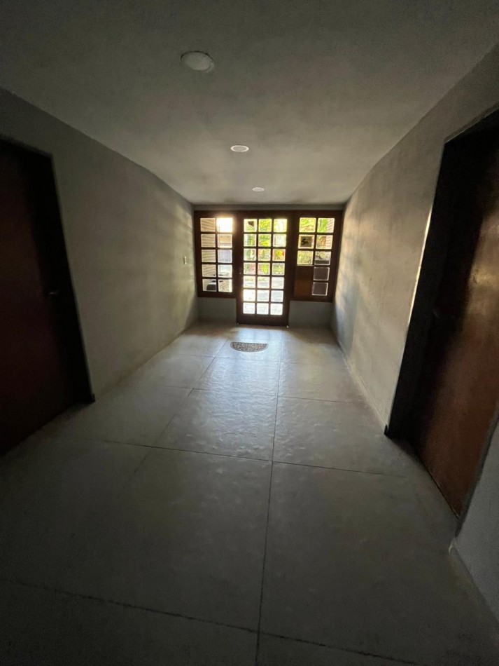 VENTA DEPARTAMENTO CONTRAFRENTE APTO CREDITO EN PRIMER PISO, 2 AMBIENTES, CON TERRAZA COMPARTIDA, A MEDIA CUADRA DE AV HIPOL. IRIGOYEN AL 6800, URIARTE 273 -REMEDIOS DE ESCALADA- 
