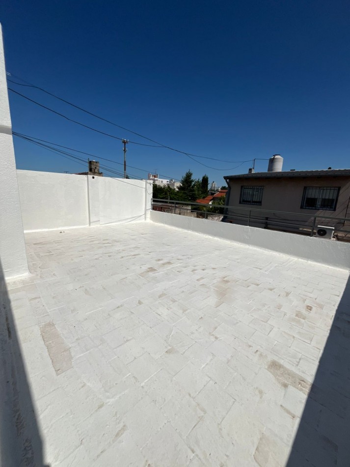 VENTA DEPARTAMENTO CONTRAFRENTE APTO CREDITO EN PRIMER PISO, 2 AMBIENTES, CON TERRAZA COMPARTIDA, A MEDIA CUADRA DE AV HIPOL. IRIGOYEN AL 6800, URIARTE 273 -REMEDIOS DE ESCALADA- 