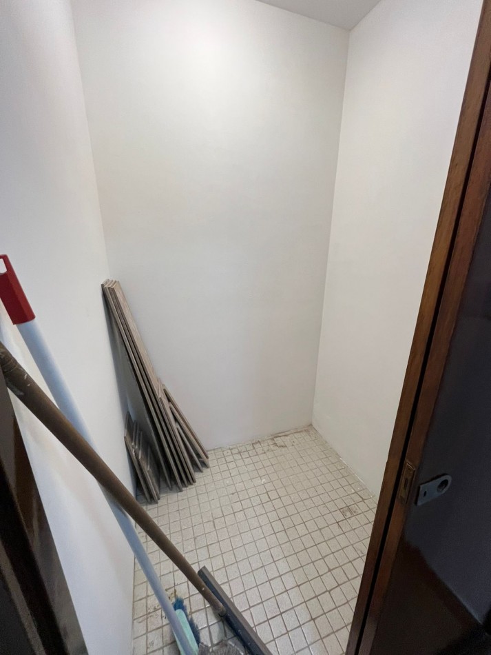 VENTA DEPARTAMENTO CONTRAFRENTE APTO CREDITO EN PRIMER PISO, 2 AMBIENTES, CON TERRAZA COMPARTIDA, A MEDIA CUADRA DE AV HIPOL. IRIGOYEN AL 6800, URIARTE 273 -REMEDIOS DE ESCALADA- 