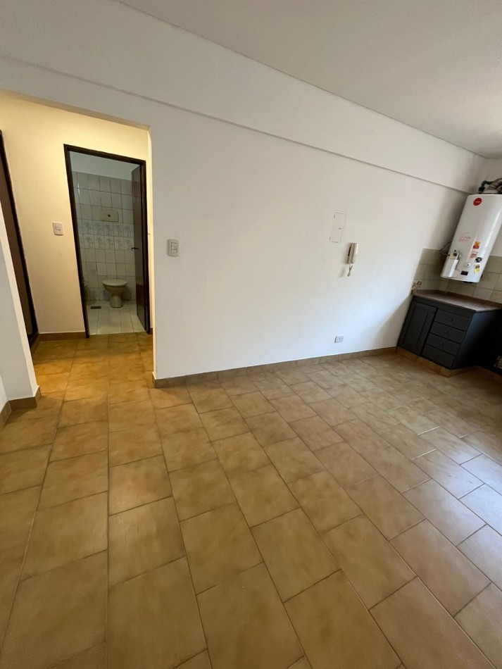 VENTA DEPARTAMENTO CONTRAFRENTE APTO CREDITO EN PRIMER PISO, 2 AMBIENTES, CON TERRAZA COMPARTIDA, A MEDIA CUADRA DE AV HIPOL. IRIGOYEN AL 6800, URIARTE 273 -REMEDIOS DE ESCALADA- 