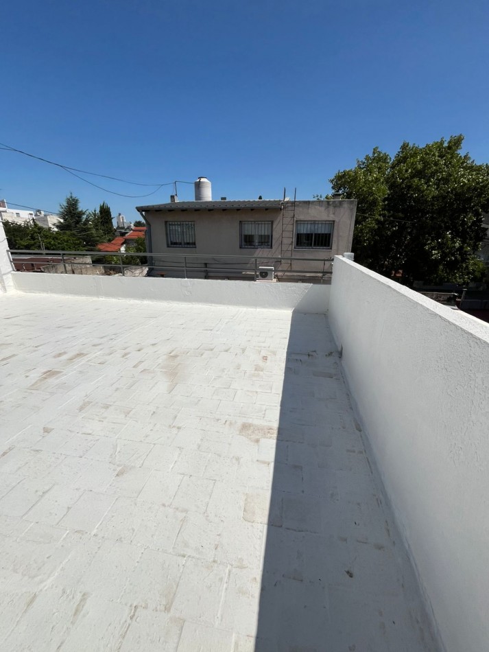 VENTA DEPARTAMENTO CONTRAFRENTE APTO CREDITO EN PRIMER PISO, 2 AMBIENTES, CON TERRAZA COMPARTIDA, A MEDIA CUADRA DE AV HIPOL. IRIGOYEN AL 6800, URIARTE 273 -REMEDIOS DE ESCALADA- 