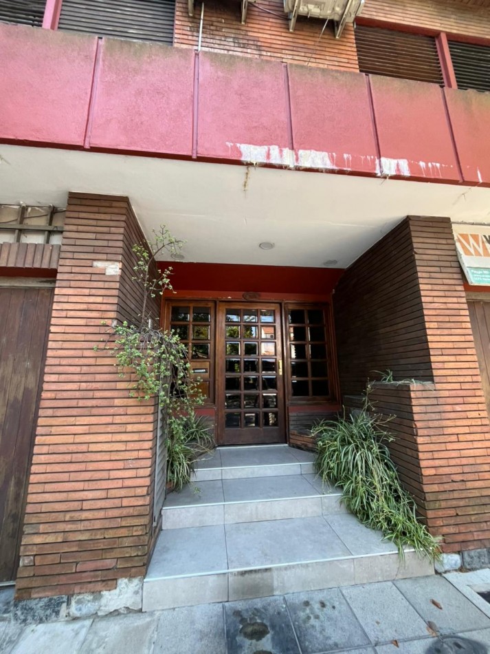 VENTA DEPARTAMENTO CONTRAFRENTE APTO CREDITO EN PRIMER PISO, 2 AMBIENTES, CON TERRAZA COMPARTIDA, A MEDIA CUADRA DE AV HIPOL. IRIGOYEN AL 6800, URIARTE 273 -REMEDIOS DE ESCALADA- 