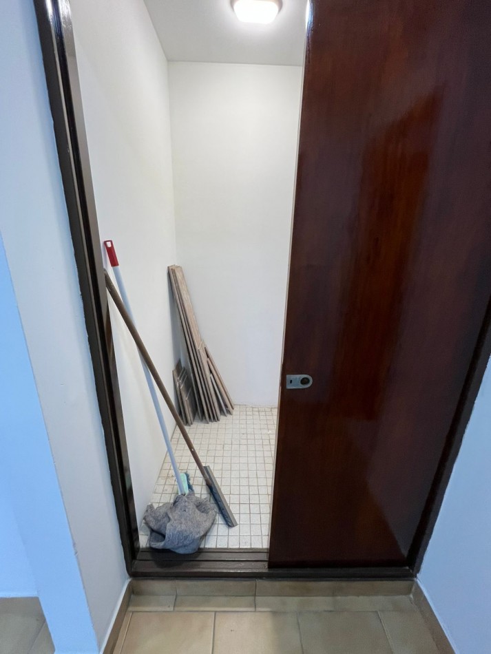 VENTA DEPARTAMENTO CONTRAFRENTE APTO CREDITO EN PRIMER PISO, 2 AMBIENTES, CON TERRAZA COMPARTIDA, A MEDIA CUADRA DE AV HIPOL. IRIGOYEN AL 6800, URIARTE 273 -REMEDIOS DE ESCALADA- 
