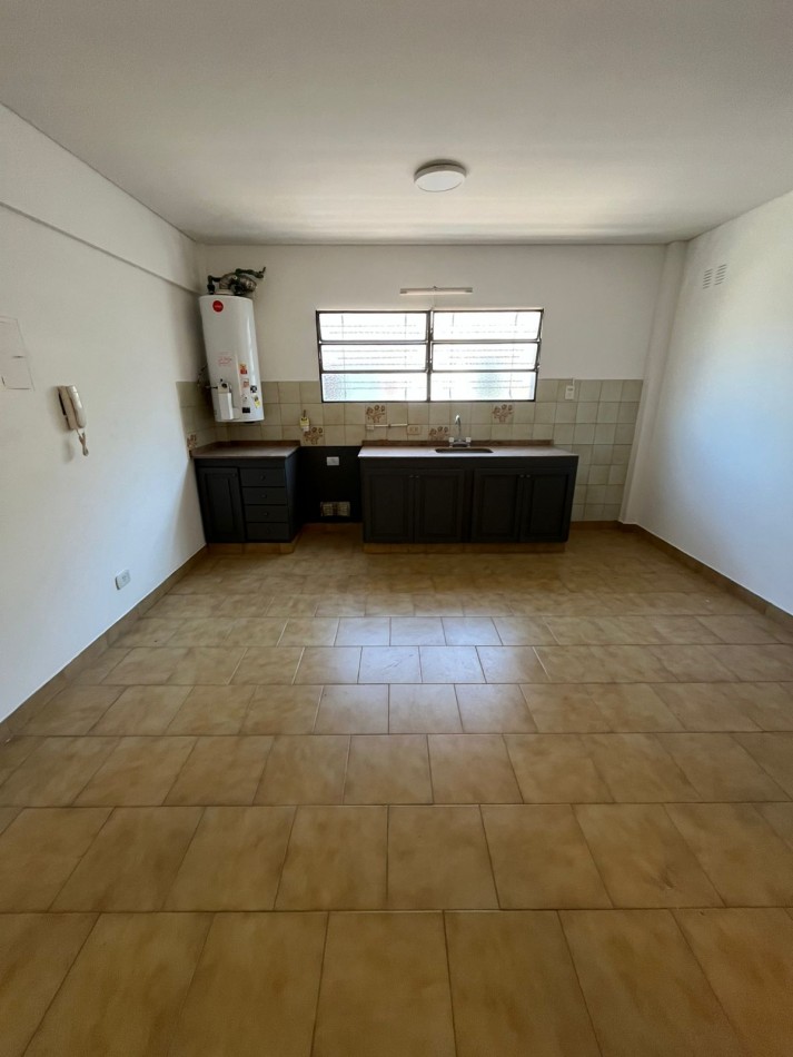 VENTA DEPARTAMENTO CONTRAFRENTE APTO CREDITO EN PRIMER PISO, 2 AMBIENTES, CON TERRAZA COMPARTIDA, A MEDIA CUADRA DE AV HIPOL. IRIGOYEN AL 6800, URIARTE 273 -REMEDIOS DE ESCALADA- 