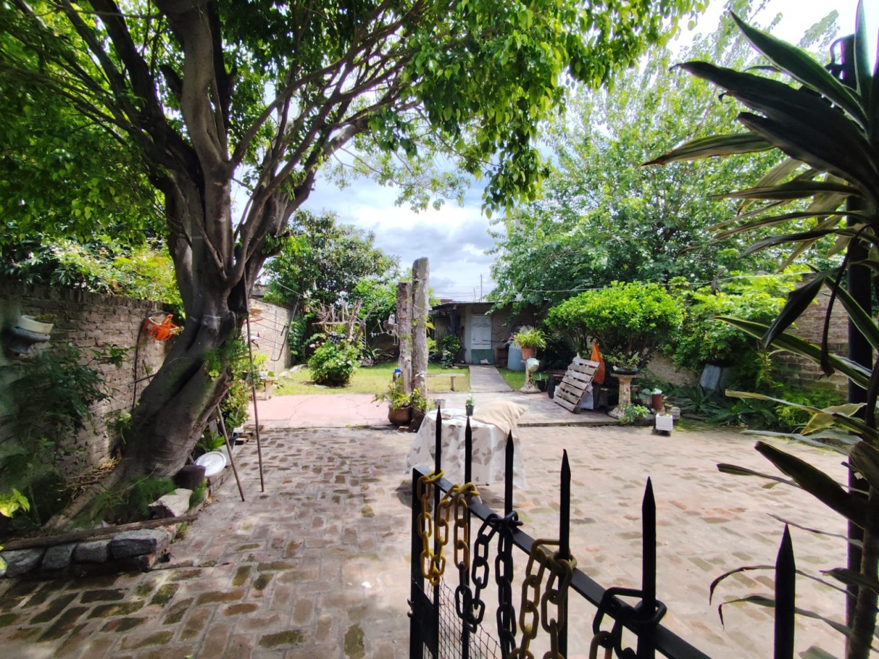 VENTA CASA CON LOCAL, ZONA COMERCIAL, 3 DORMITORIOS, LOCAL CON CORTINA, BAÑO, ENTREPISO Y SECTOR DE VENTA, JOAQUIN V GONZALEZ 2600 -BURZACO-