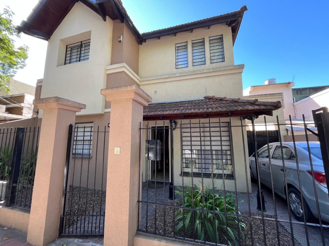 VENTA HERMOSA CASA DE 2 PLANTAS, 3 DORMITORIOS, JARDIN Y PILETA, AVELLANEDA 450 -MONTE GRANDE-