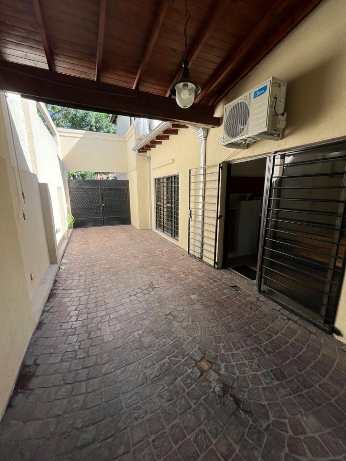 VENTA HERMOSA CASA DE 2 PLANTAS, 3 DORMITORIOS, JARDIN Y PILETA, AVELLANEDA 450 -MONTE GRANDE-