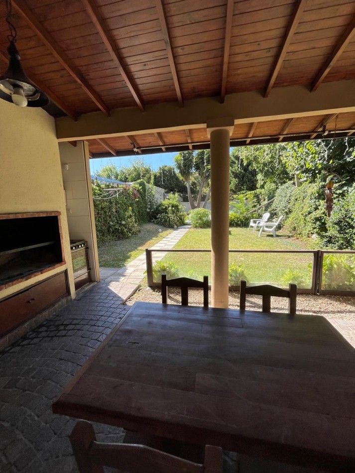 VENTA HERMOSA CASA DE 2 PLANTAS, 3 DORMITORIOS, JARDIN Y PILETA, AVELLANEDA 450 -MONTE GRANDE-