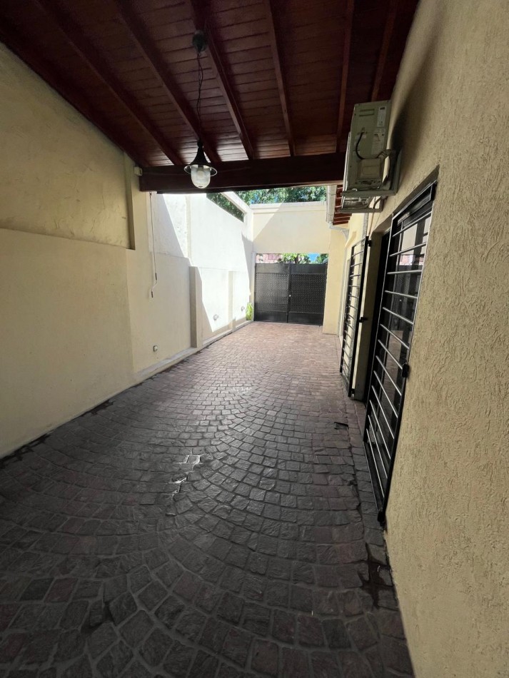 VENTA HERMOSA CASA DE 2 PLANTAS, 3 DORMITORIOS, JARDIN Y PILETA, AVELLANEDA 450 -MONTE GRANDE-