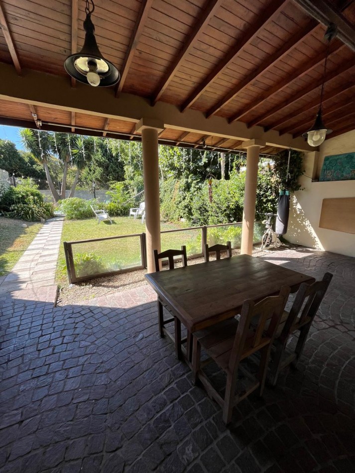 VENTA HERMOSA CASA DE 2 PLANTAS, 3 DORMITORIOS, JARDIN Y PILETA, AVELLANEDA 450 -MONTE GRANDE-
