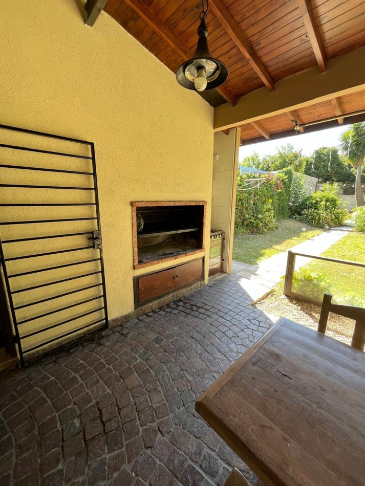 VENTA HERMOSA CASA DE 2 PLANTAS, 3 DORMITORIOS, JARDIN Y PILETA, AVELLANEDA 450 -MONTE GRANDE-